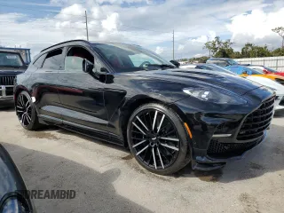 2023 Aston Martin DBX 707 z VIN SD7VUJBW5PTV08541, wystawiony jako Copart lot #78888544 z przebiegiem Nie podano mil oraz Nie do naprawy. Historia ofert i sprzedaży dostępna na DreamBid. Obrazek 4.