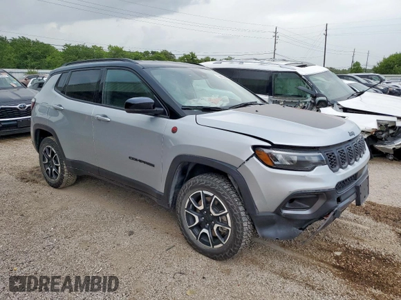 2024 Jeep Compass Trailhawk z VIN 3C4NJDDN7RT149862, wystawiony jako Copart lot #62734775 z przebiegiem 27 346 mil mil oraz Czysty tytuł • Clean title. Historia ofert i sprzedaży dostępna na DreamBid. Obrazek 4.