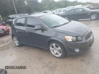 2012 Chevrolet Sonic LTZ z VIN 1G1JE6SH9C4224451, wystawiony jako IAAI lot #42490384 z przebiegiem 153 589 mil mil oraz . Historia ofert i sprzedaży dostępna na DreamBid. Obrazek 1.