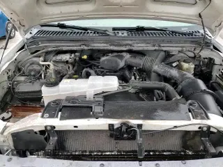 2004 Ford F-250 XL z VIN 1FTNW20L14EB91821, wystawiony jako Copart lot #82310374 z przebiegiem 231 529 mil mil oraz Czysty tytuł • Clean title. Historia ofert i sprzedaży dostępna na DreamBid. Obrazek 13.