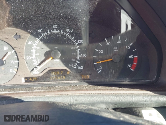 1999 Mercedes-Benz CLK 320/430 z VIN WDBLJ65G1XF101749, wystawiony jako IAAI lot #41689126 z przebiegiem 172 429 mil mil oraz . Historia ofert i sprzedaży dostępna na DreamBid. Obrazek 7.