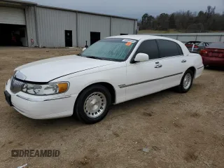 1999 Lincoln Town Car Executive z VIN 1LNHM81W7XY699742, wystawiony jako Copart lot #44360135 z przebiegiem 96 325 mil mil oraz Szkody całkowita. Historia ofert i sprzedaży dostępna na DreamBid. Obrazek 1.