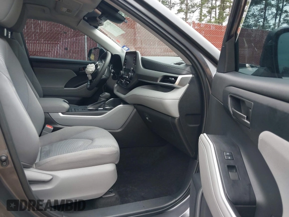 2021 Toyota Highlander L with VIN 5TDCZRAH2MS055113, listed as a IAAI auction lot 41947641 with 58,245 mi miles and . Bid and sale history available at DreamBid. Image 5.