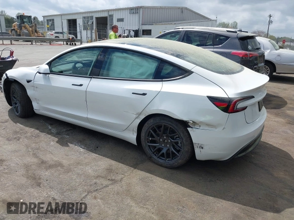 2025 Tesla Model 3 Long Range z VIN 5YJ3E1EAXSF929042, wystawiony jako IAAI lot #41929594 z przebiegiem 116 mil mil oraz . Historia ofert i sprzedaży dostępna na DreamBid. Obrazek 3.