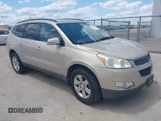 2012 Chevrolet Traverse 1LT z VIN 1GNKRGED4CJ240970, wystawiony jako IAAI lot #42246546 z przebiegiem 185 690 mil mil oraz . Historia ofert i sprzedaży dostępna na DreamBid. Obrazek 1.