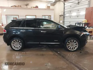 2011 Lincoln MKX z VIN 2LMDJ8JK0BBJ07032, wystawiony jako IAAI lot #41866897 z przebiegiem 232 796 mil mil oraz . Historia ofert i sprzedaży dostępna na DreamBid. Obrazek 13.