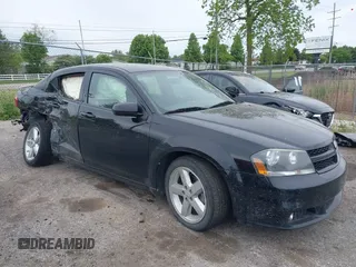 2013 Dodge Avenger SXT z VIN 1C3CDZCB6DN576272, wystawiony jako IAAI lot #42300230 z przebiegiem 91 756 mil mil oraz . Historia ofert i sprzedaży dostępna na DreamBid. Obrazek 1.