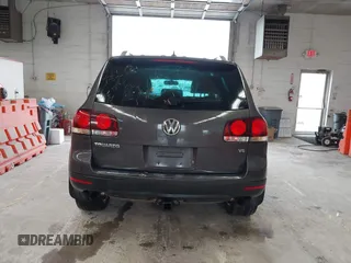 2010 Volkswagen Touareg VR6 z VIN WVGBF7A91AD002407, wystawiony jako IAAI lot #42369975 z przebiegiem 95 504 mil mil oraz . Historia ofert i sprzedaży dostępna na DreamBid. Obrazek 16.