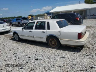 1996 Lincoln Town Car Executive z VIN 1LNLM81W4TY641611, wystawiony jako Copart lot #44939405 z przebiegiem 296 702 mil mil oraz Szkoda całkowita • Salvage title. Historia ofert i sprzedaży dostępna na DreamBid. Obrazek 2.
