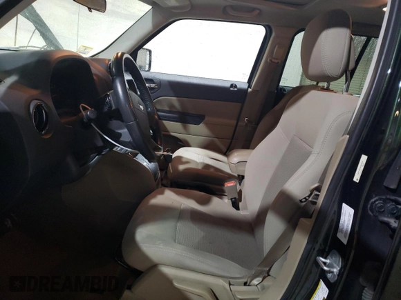 2010 Jeep Patriot Latitude z VIN 1J4NT1GAXAD625804, wystawiony jako Copart lot #89325875 z przebiegiem 66 202 mil mil oraz Szkoda całkowita • Salvage title. Historia ofert i sprzedaży dostępna na DreamBid. Obrazek 7.