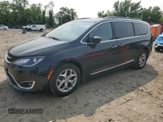 2017 Chrysler Pacifica Touring L z VIN 2C4RC1BGXHR758038, wystawiony jako Copart lot #59639815 z przebiegiem 161 552 mil mil oraz Szkoda całkowita • Salvage title. Historia ofert i sprzedaży dostępna na DreamBid. Obrazek 1.