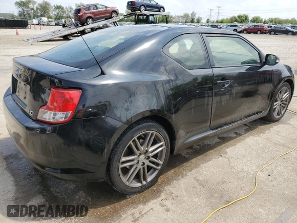 2013 Scion tC z VIN JTKJF5C70D3064576, wystawiony jako Copart lot #56104725 z przebiegiem 83 379 mil mil oraz Szkody całkowita. Historia ofert i sprzedaży dostępna na DreamBid. Obrazek 3.