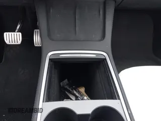 2022 Tesla Model Y Performance z VIN 7SAYGDEF6NF511436, wystawiony jako IAAI lot #42078122 z przebiegiem 44 006 mil mil oraz . Historia ofert i sprzedaży dostępna na DreamBid. Obrazek 22.