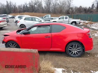 2015 Scion tC z VIN JTKJF5C79FJ013303, wystawiony jako IAAI lot #41581714 z przebiegiem Nie podano mil oraz . Historia ofert i sprzedaży dostępna na DreamBid. Obrazek 14.
