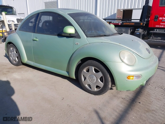 2000 Volkswagen New Beetle GLS with VIN 3VWCA21C0YM403254, listed as a IAAI auction lot 41806878 with 119,547 mi miles. Bid and sale history available at carsss.com. Image 1.