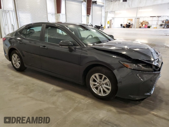 2025 Toyota Camry LE z VIN 4T1DBADK1SU004983, wystawiony jako Copart lot #57421665 z przebiegiem 8 122 mil mil oraz Czysty tytuł • Clean title. Historia ofert i sprzedaży dostępna na DreamBid. Obrazek 4.