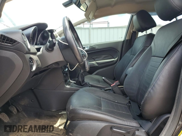 2014 Ford Fiesta Titanium z VIN 3FADP4FJXEM228098, wystawiony jako Copart lot #55173975 z przebiegiem 109 311 mil mil oraz Szkoda całkowita • Salvage title. Historia ofert i sprzedaży dostępna na DreamBid. Obrazek 7.