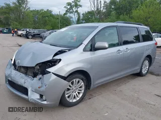 2014 Toyota Sienna XLE z VIN 5TDYK3DC6ES488569, wystawiony jako IAAI lot #42171540 z przebiegiem 97 416 mil mil oraz . Historia ofert i sprzedaży dostępna na DreamBid. Obrazek 2.