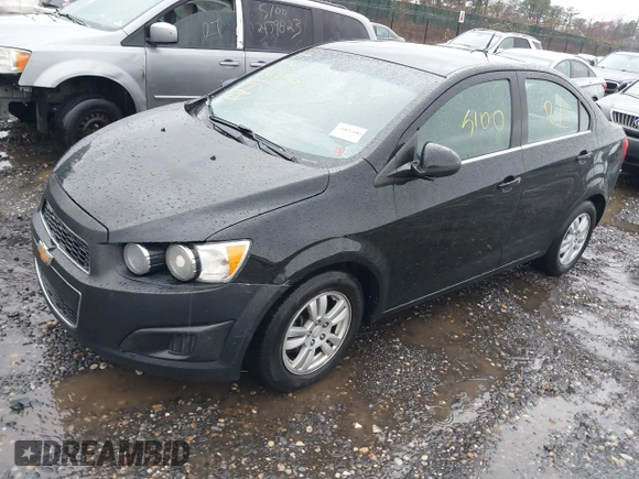 2012 Chevrolet Sonic LT z VIN 1G1JC5SH2C4201478, wystawiony jako IAAI lot #40933718 z przebiegiem 140 077 mil mil oraz . Historia ofert i sprzedaży dostępna na DreamBid. Obrazek 2.