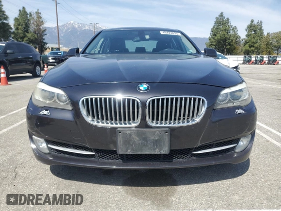 2011 BMW 5 Series 550i z VIN WBAFR9C5XBC618310, wystawiony jako Copart lot #49427835 z przebiegiem 84 936 mil mil oraz Szkoda całkowita • Salvage title. Historia ofert i sprzedaży dostępna na DreamBid. Obrazek 5.