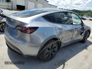 2024 Tesla Model Y Long Range z VIN 7SAYGDEE7RA308338, wystawiony jako Copart lot #61137375 z przebiegiem 19 501 mil mil oraz Szkoda całkowita • Salvage title. Historia ofert i sprzedaży dostępna na DreamBid. Obrazek 3.
