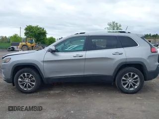 2019 Jeep Cherokee Latitude Plus z VIN 1C4PJMLB9KD287978, wystawiony jako IAAI lot #42228505 z przebiegiem 207 539 mil mil oraz . Historia ofert i sprzedaży dostępna na DreamBid. Obrazek 14.