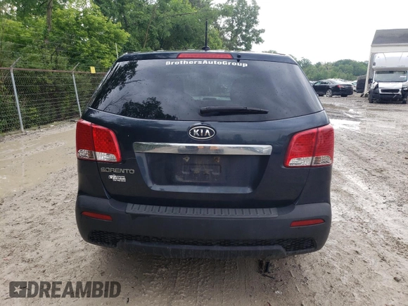 2012 Kia Sorento LX z VIN 5XYKTDA6XCG231139, wystawiony jako Copart lot #60020885 z przebiegiem 228 037 mil mil oraz Czysty tytuł • Clean title. Historia ofert i sprzedaży dostępna na DreamBid. Obrazek 6.
