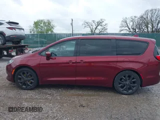 2020 Chrysler Pacifica Touring with VIN 2C4RC1FG2LR126671, listed as a IAAI auction lot 41922148 with 91,154 mi miles and . Bid and sale history available at DreamBid. Image 14.