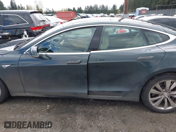 2013 Tesla Model S с VIN 5YJSA1CN1DFP27013, выставлен на аукционе IAAI как лот 42014212 с пробегом 65 858 миль миль и . История ставок и продаж доступна на DreamBid. Изображение 15.