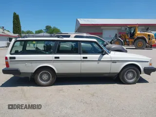 1993 Volvo 240 с VIN YV1AW8803P1949546, выставлен на аукционе IAAI как лот 42411136 с пробегом 225 859 миль миль и . История ставок и продаж доступна на DreamBid. Изображение 14.
