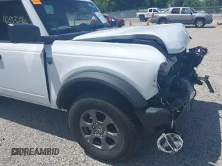 2025 Ford Bronco Big Bend z VIN 1FMDE7BH3SLA43579, wystawiony jako IAAI lot #42533206 z przebiegiem 2 958 mil mil oraz . Historia ofert i sprzedaży dostępna na DreamBid. Obrazek 17.