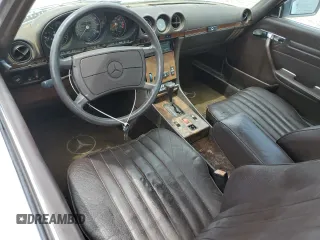 1987 Mercedes-Benz 560 SL z VIN WDBBA48D0HA061731, wystawiony jako Copart lot #56622425 z przebiegiem 121 214 mil mil oraz Czysty tytuł • Clean title. Historia ofert i sprzedaży dostępna na DreamBid. Obrazek 8.