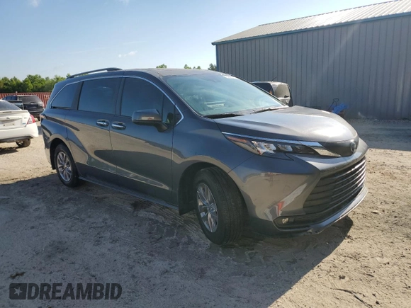 2025 Toyota Sienna XLE with VIN 5TDYRKEC8SS226844, listed as a Copart auction lot 52680175 with 2,600 mi miles and Salvage Title. Bid and sale history available at carsss.com. Image 4.