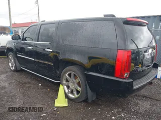 2008 Cadillac Escalade ESV z VIN 1GYFK66868R157098, wystawiony jako IAAI lot #42147341 z przebiegiem 177 624 mil mil oraz . Historia ofert i sprzedaży dostępna na DreamBid. Obrazek 3.