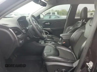 2021 Jeep Cherokee Latitude Plus z VIN 1C4PJMLB4MD233507, wystawiony jako Copart lot #55329365 z przebiegiem 68 690 mil mil oraz Szkoda całkowita • Salvage title. Historia ofert i sprzedaży dostępna na DreamBid. Obrazek 7.