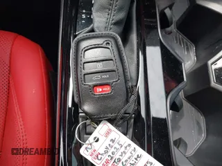 2025 Toyota Camry LE z VIN 4T1DAACK2SU016483, wystawiony jako IAAI lot #42123233 z przebiegiem 19 686 mil mil oraz . Historia ofert i sprzedaży dostępna na DreamBid. Obrazek 11.