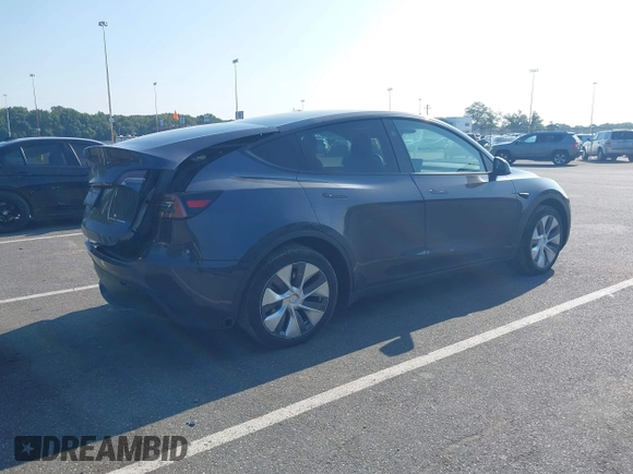 2024 Tesla Model Y Long Range z VIN 7SAYGDEEXRA263444, wystawiony jako IAAI lot #40199252 z przebiegiem 9 540 mil mil oraz . Historia ofert i sprzedaży dostępna na DreamBid. Obrazek 4.
