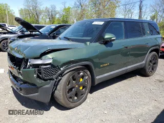 2022 Rivian R1S Launch Edition z VIN 7PDSGABLXNN002875, wystawiony jako Copart lot #55218465 z przebiegiem 25 988 mil mil oraz Szkody całkowita. Historia ofert i sprzedaży dostępna na DreamBid. Obrazek 1.
