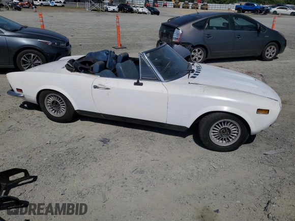 1973 FIAT 124 Spider z VIN 124CS0065983, wystawiony jako Copart lot #57913365 z przebiegiem Nie podano mil oraz Czysty tytuł • Clean title. Historia ofert i sprzedaży dostępna na DreamBid. Obrazek 4.