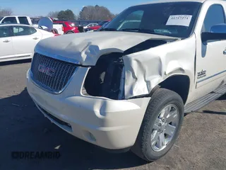 2014 GMC Yukon SLT with VIN 1GKS1CE01ER179379, listed as a IAAI auction lot 41717271 with 136,999 mi miles. Bid and sale history available at carsss.com. Image 6.