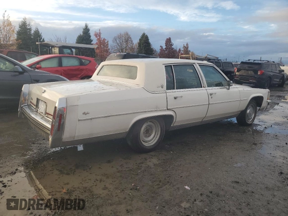 1988 Cadillac Brougham z VIN 1G6DW51Y1JR761749, wystawiony jako Copart lot #80371494 z przebiegiem 1271 mil mil oraz Tytuł czysty. Historia ofert i sprzedaży dostępna na DreamBid. Obrazek 3.