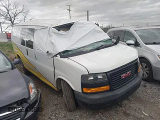 2019 GMC Savana Cargo with VIN 1GTW7AFG3K1290845, listed as a IAAI auction lot 41761301 with 175,969 mi miles. Bid and sale history available at carsss.com. Image 1.