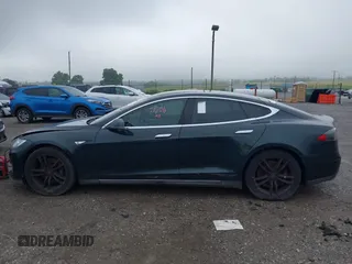 2013 Tesla Model S z VIN 5YJSA1DN2DFP07738, wystawiony jako IAAI lot #42433771 z przebiegiem 71 606 mil mil oraz . Historia ofert i sprzedaży dostępna na DreamBid. Obrazek 14.