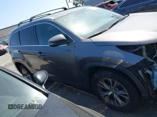 2015 Toyota Highlander XLE z VIN 5TDKKRFH8FS050848, wystawiony jako IAAI lot #42279034 z przebiegiem 101 053 mil mil oraz . Historia ofert i sprzedaży dostępna na DreamBid. Obrazek 14.