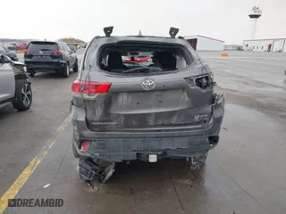 2017 Toyota Highlander XLE with VIN 5TDJZRFH7HS371208, listed as a IAAI auction lot 41720517 with 184,647 mi miles. Bid and sale history available at carsss.com. Image 17.