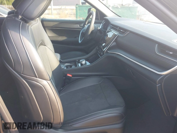 2024 Jeep Grand Cherokee Laredo z VIN 1C4RJHAG0RC235461, wystawiony jako IAAI lot #40354033 z przebiegiem 589 mil mil oraz . Historia ofert i sprzedaży dostępna na DreamBid. Obrazek 5.