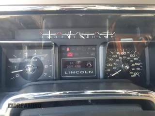 2013 Lincoln Navigator z VIN 5LMJJ3J50DEL09529, wystawiony jako Copart lot #50421755 z przebiegiem 185 970 mil mil oraz Czysty tytuł • Clean title. Historia ofert i sprzedaży dostępna na DreamBid. Obrazek 9.