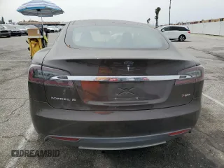 2013 Tesla Model S Performance z VIN 5YJSA1DP0DFP18285, wystawiony jako Copart lot #58437215 z przebiegiem 130 059 mil mil oraz Czysty tytuł • Clean title. Historia ofert i sprzedaży dostępna na DreamBid. Obrazek 6.