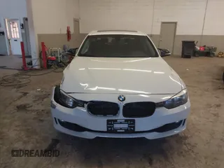 2015 BMW 3 Series 328i xDrive z VIN WBA3B5C57FF960592, wystawiony jako IAAI lot #41625697 z przebiegiem 128 301 mil mil oraz . Historia ofert i sprzedaży dostępna na DreamBid. Obrazek 12.