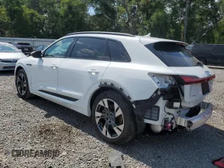 2021 Audi e-tron Premium z VIN WA1AAAGE5MB010441, wystawiony jako Copart lot #56303714 z przebiegiem 30 441 mil mil oraz . Historia ofert i sprzedaży dostępna na DreamBid. Obrazek 2.